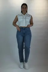 Jean mom fit de tiro alto y lavado intermedio, de corte recto y suelto en las piernas.