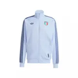 Campera deportiva Adidas de la Selección de Italia, color celeste, con cierre frontal y las clásicas tres tiras en azul marino en las mangas. Cuenta con bolsillos laterales, cuello alto y los escudos de Adidas y de la federación italiana bordados en el pecho.