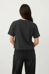 Remera de algodón, manga corta y cuello redondo, con estampado frontal en colores vibrantes.