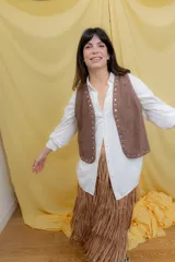 Camisa blanca de manga larga con botones.