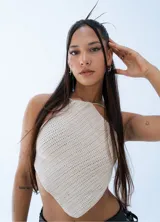 Top de crochet color beige, con diseño triangular tipo pañuelo y cuello halter.