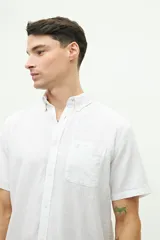 Camisa de manga corta confeccionada en una mezcla de lino y algodón, con cuello clásico, cierre frontal de botones y bolsillo en el pecho con logo bordado.