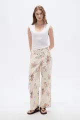 Pantalón jean de tiro alto con estampado floral y corte recto.