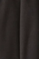 Pantalón sastrero de tiro alto con cierre frontal, botón oculto y corchetes. Presenta bolsillos al bies, bolsillos decorativos traseros y piernas de corte recto con pliegues marcados tanto en el frente como en la parte posterior.