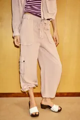 Pantalón cargo de tiro medio confeccionado en mezcla de lino. Presenta cintura con cordón ajustable, bolsillos de plastrón en el delantero y en las piernas, y bajo ajustable con cordones.