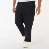 Conjunto deportivo de felpa color negro, compuesto por un buzo canguro con cierre y capucha y un pantalón jogger a juego.