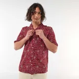 Camisa de manga corta confeccionada en mezcla de lino, color bordó, con cuello cubano y diseño estampado de flores en trazos blancos.