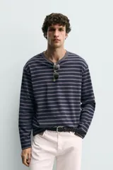 Camiseta relaxed fit de manga larga, con cuello redondo y estampado de rayas horizontales en azul marino y gris.