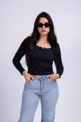 Remera azul de punto canalé, con escote cuadrado y mangas largas.
