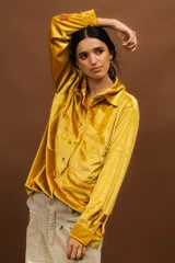 Camisa de terciopelo azul marino, de manga larga con puños abotonados y bolsillos frontales con solapa.