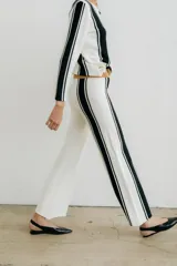 Pantalón de punto tejido a rayas verticales en blanco y negro, de corte recto y tiro alto.