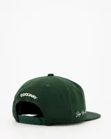 Gorra verde con logo 'C' blanco bordado en el frente y detalle de logo pequeño bordado en el lateral.