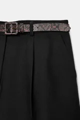 Bermuda larga color marrón oscuro, tiro medio, con pinzas frontales y cinturón de textura animal print plateado.