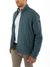 Campera celeste con cierre frontal, cuello alto y bolsillos laterales.