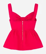 Blusa fucsia de tricolina de algodón con escote corazón, recorte cutout en el busto, volado en el bajo y cierre por cremallera en la espalda.