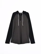Remera de manga larga con capucha, estilo raglán, con cuerpo en gris oscuro y mangas y capucha en negro. Presenta una pequeña abertura frontal con botones y cordones ajustables en la capucha.
