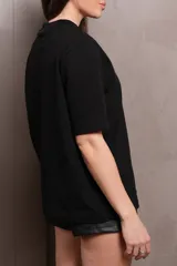 Remera blanca de manga corta con cuello medio en ribb, dobladillos anchos y aplique 3D del logo en el delantero.