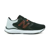 Championes New Balance modelo 521, color negro con detalles en gris claro y logo "N" en naranja. Diseñados para running, con capellada de malla transpirable y suela blanca.