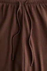 Pantalón de punto fino marrón, de corte relajado con piernas rectas y cintura elástica con cordón ajustable.