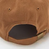 Gorra de béisbol color marrón, confeccionada en algodón, con bordado frontal en color blanco.