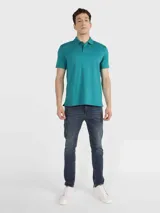 Chomba de piqué de algodón color verde agua, con cuello clásico, tapeta de dos botones y logo bordado en el pecho.