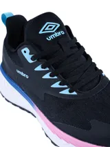 Championes deportivos Umbro modelo Tread, color negro con detalles en celeste y rosado en la suela y ojales. Presentan un diseño de malla transpirable con refuerzos laterales y suela blanca con amortiguación.