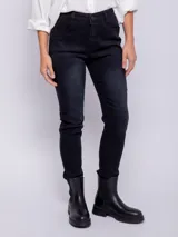 Pantalón chupín elastizado de tiro alto con botón metalizado.