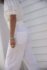 Brazalete rígido abierto de metal color plateado con textura irregular.