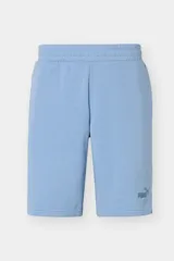 Bermuda Puma Ess Logo de felpa color celeste con cintura elástica y logo bordado en la pierna izquierda.