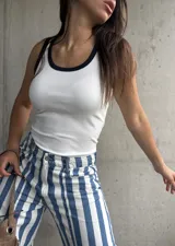 Musculosa de tejido ribb color blanco, con cuello redondo y ribetes en contraste de color azul marino.