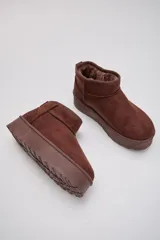 Bota corta tipo ugg de gamuza color chocolate, con plataforma plana y suela dentada.