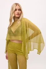 Poncho corto de chiffon color amarillo verdoso con textura plisada y brillo metálico. Presenta un cuello redondo y mangas amplias tipo capa.