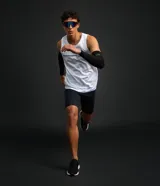 Bermuda deportiva masculina color negro, de corte ajustado tipo biker, confeccionada en microfibra con compresión y bolsillos laterales.