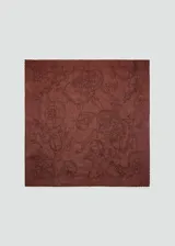 Pañuelo cuadrado de algodón bordado con diseño estilo paisley y floral.