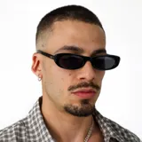 Lentes de sol con armazón de acetato negro y diseño ovalado, con protección UV400.