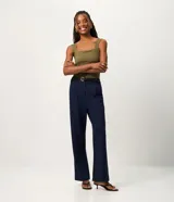 Blusa básica sin mangas marca Cortelle, confeccionada en poliamida con elastano. Presenta un diseño ajustado al cuerpo con escote cuadrado tanto en el frente como en la espalda y breteles medianos.