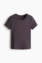 Remera deportiva de manga corta y cuello redondo color bordó, confeccionada en tejido funcional con tecnología DryMove. Presenta costuras laterales avanzadas y un diseño ajustado.