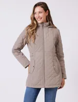 Campera capitoneada color beige, con diseño de rombos y costuras laterales diagonales. Presenta cierre frontal, capucha desmontable con interior suave y ajuste entallado en la cintura.