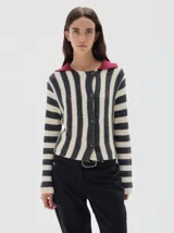 Cardigan de punto con diseño de rayas verticales en tonos oscuros y crema, cuello tipo polo en color bordó y cierre frontal con botones.