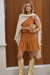 Falda corta color marrón, de calce cómodo y relajado, con cintura lisa y volado inferior.