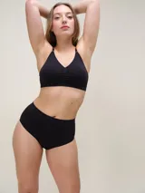 Bombacha de tiro alto confeccionada en microfibra seamless, con diseño de contención cómoda y elástica. Cuenta con fundillo de algodón para mayor frescura.