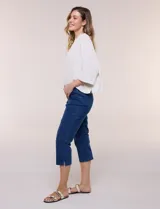 Pantalón capri azul de denim elastizado, con cintura ancha elástica, bolsillos delanteros falsos y bolsillos traseros aplicados.