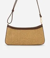 Cartera baguette color beige con efecto paja y detalles en cuero sintético marrón. Tiene correa de hombro ajustable y cierre por cremallera.