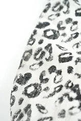 Cartera tipo hobo con estampado animal print en tonos blanco y gris, con correa de cuerda trenzada en color bordó.