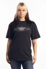 Remera de corte holgado color negro, con estampa frontal de una mariposa con detalles tribales y llamas en tonos grises.