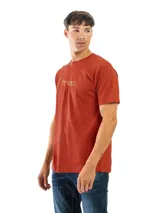 Remera de manga corta y cuello redondo, color gris oscuro o carbón, con un estampado circular blanco en el pecho que contiene texto y un logo.