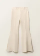 Pantalón de vestir estilo flare en color beige, confeccionado en mezcla de algodón y lino. Presenta tiro medio, cierre frontal con botón, gancho y cremallera oculta, trabillas para cinturón, bolsillos laterales y bolsillos de ribete en la parte posterior.