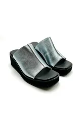 Sandalia de cuero vacuno color azul con plataforma baja de punta cuadrada y una sola faja dividida al medio con detalle de costura.