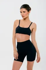 Short tipo biker de tiro alto con cintura ancha de doble tela, diseñado para brindar soporte y comodidad durante el entrenamiento.