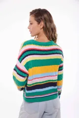 Sweater de punto con rayas horizontales en tonos verde, amarillo, azul, rosa y negro.